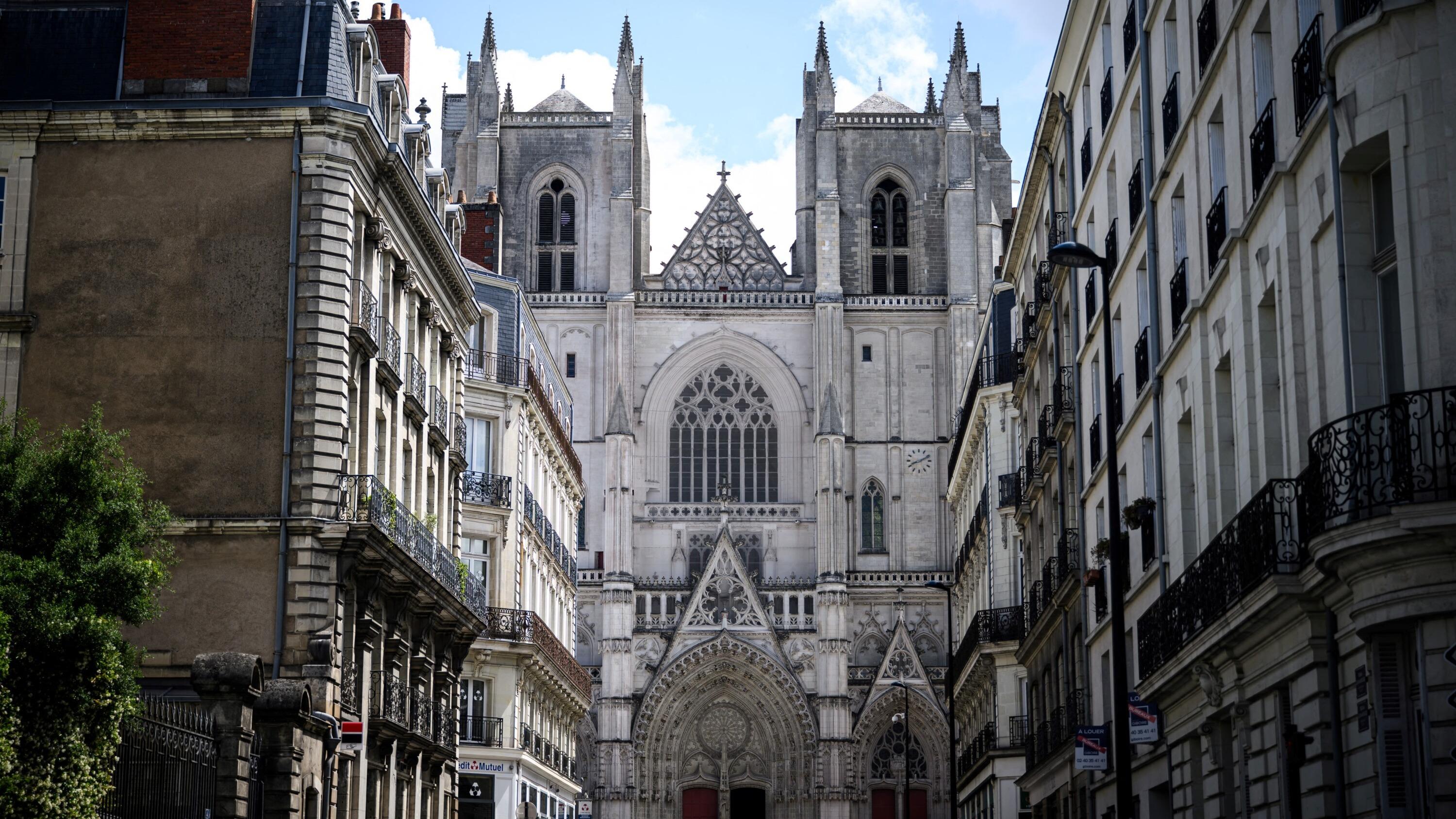 « La cathédrale de Nantes n’est pas le Palais des sports » : les vitraux détruits par l’incendie seront remplacés par une verrière contemporaine