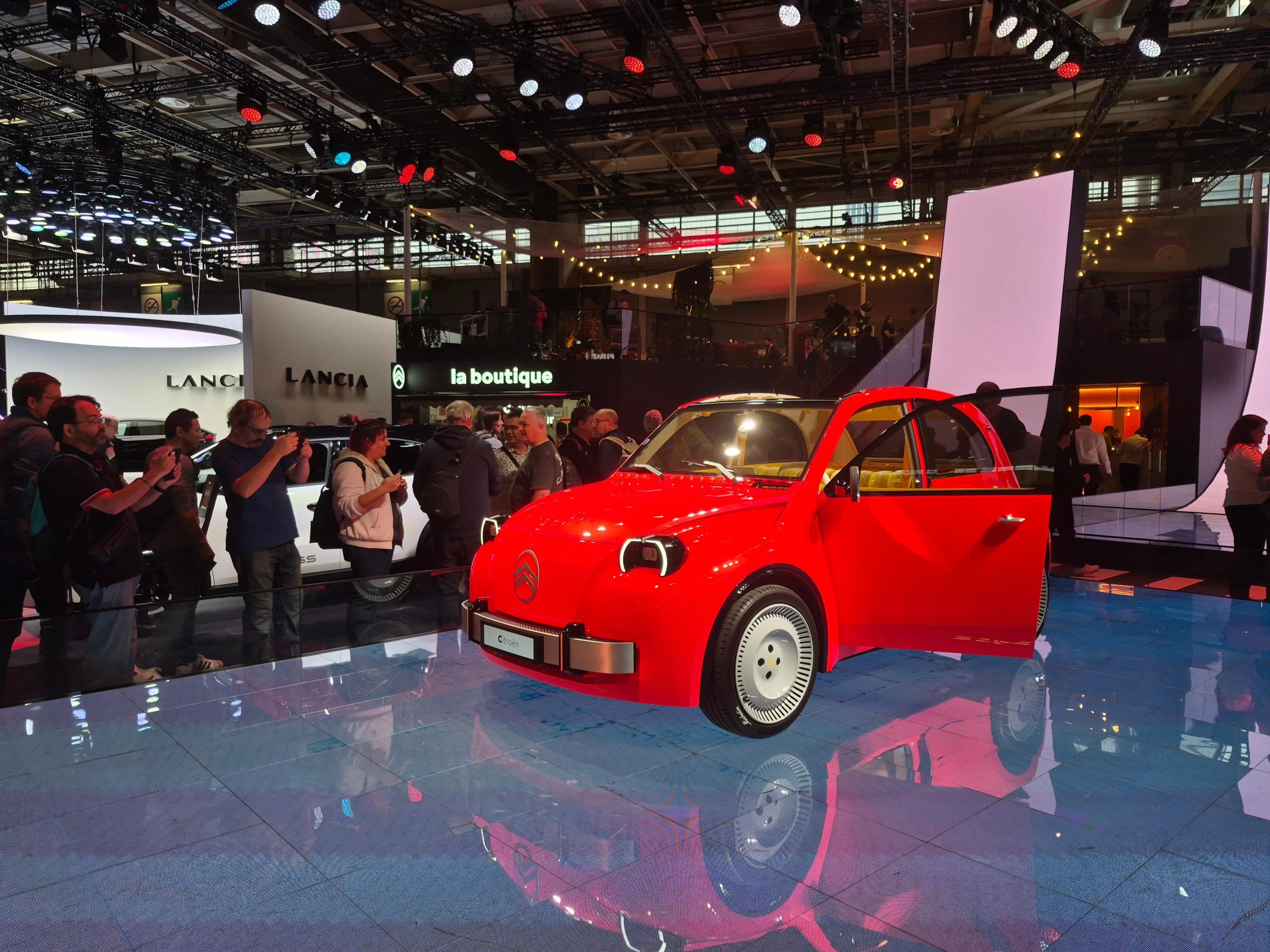 «On a envie de partir en road-trip avec» : la nouvelle 2 CV électrique de Citroën, superstar du Mondial de l’Auto à Paris